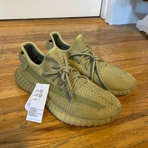 Yeezy Boost350 V2 in sulfur
